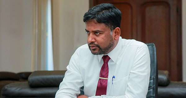 පාසල්වල සුහුරු පුවරුවලට මවුපියන්ගෙන් මුදල් එකතු කිරීම වැරැදියි