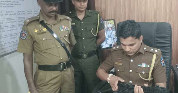 සෙල්ලම් ගිනි අවියක් සමග තරුණයෝ හයක් මාට්ටු