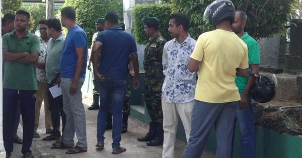 ගල්කිස්ස සුසාන භූමියේ මුරකරුට වෙඩි තබයි