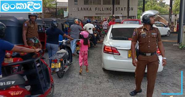 ඉන්ධන හල්වලට පොලිසිය දමයි