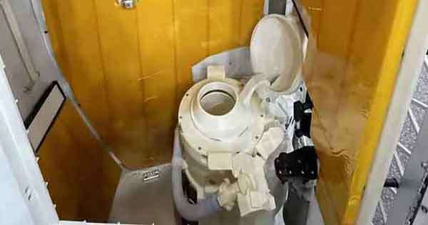 යානයේ වැසිකිළි හුටපටය අවසන්