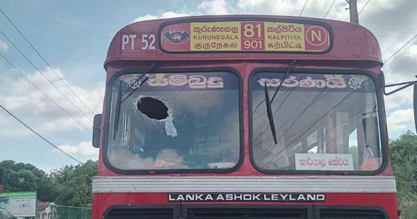 කාර්යාල බසයට බෝතල් ප්‍රහාරයක්