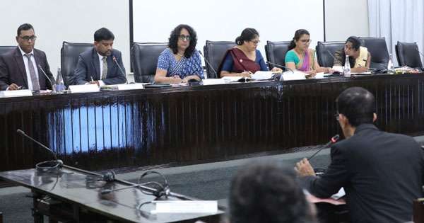 නවක වදය ගැන අගමැතිනිය තදින් සිටී