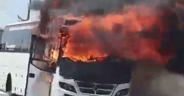 අධිවේගයේදී බස් රථයක් ගිනි ගනී