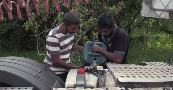 ඉන්ධන බවුසරයත් ඉන්ධන නැතිව අතරමඟ නතර වෙයි