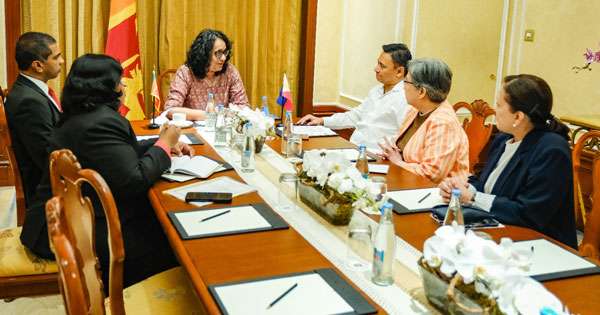 අධ්‍යාපන සංවර්ධනය ගැන අගමැතිනී පිලිපීනය සමඟ සාකච්ඡා