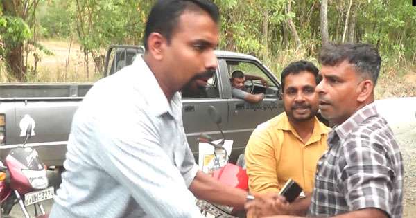 ගමට ආ නාමල්ඔය ප්‍රා. සභාපතිවරයා සහ උප සභාපතිවරයා  පන්නා දමලා