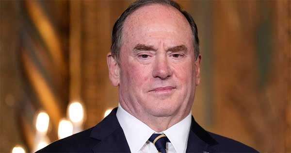 ඇමෙරිකා නාවික හමුදා ලේකම් ඉල්ලා අස්වෙයි