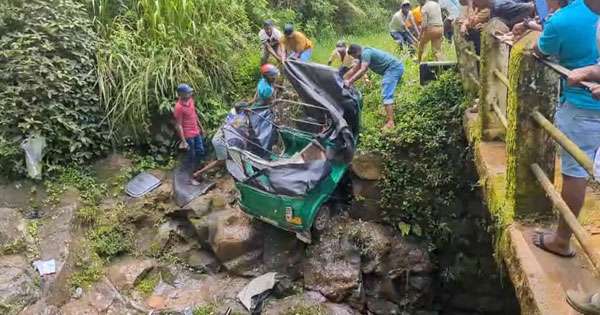 මෝහිනී ඇල්ල ත්‍රිවිල් අනතුරින් දෙකක් මරුට:තුනක් රෝහලට