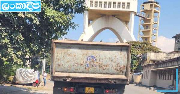 කුණුවලට මුවාවී වරායේ කෝටි ගණනක වැලිවලට විදලා