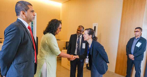 අගමැතිනිය මැනිලා නුවරට ළඟාවේ