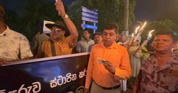 2 ට එරෙහිව ලිප්ටන් වටරවුමේ පන්දම් දල්වති