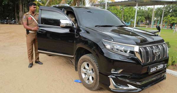 සැප රියෙන් ගංජා ඇද්ද තරුණ යුවළක් මාට්ටු
