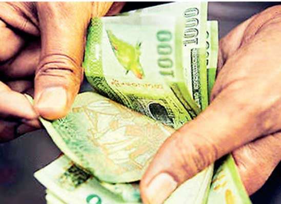 පවුලක ජීවන වියදම  සුළුවෙන් පහළ ගිහින්