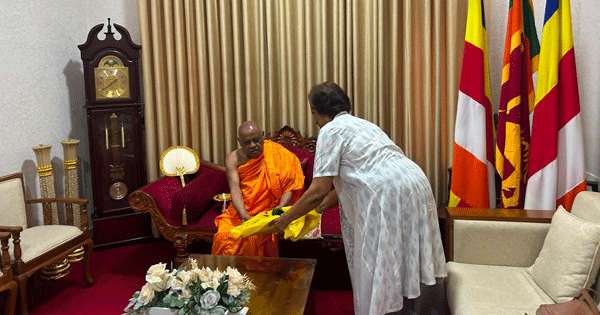 චන්ද්‍රිකා මහා නා හිමිවරුන් බැහැ දකී