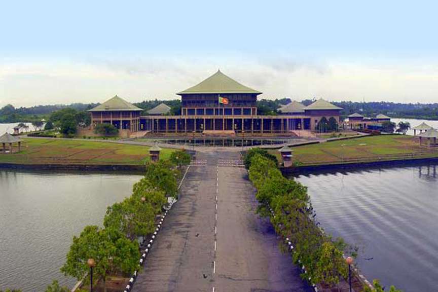 වෛද්‍යවරුන්ගේ ආයු කාලය අඩුවෙද්දි  ශ්‍රී ලංකාවේ දේශපාලකයින්ගේ ආයු කාලය වැඩිවෙයි