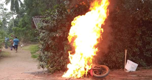 දඹුල්ලෙත් යතුරු පැදියක් ගිනි ගනී