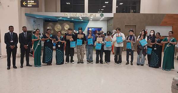 කොරියානු පොප් සංගීත කණ්ඩායමක් කටුනායකට