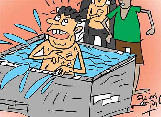 රා බොන්න ගිහින් වතුර ටැංකියේ බැහැලා