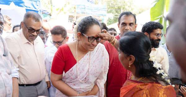 අගමැතිනිය හින්දු ආගමික වතාවත් වල