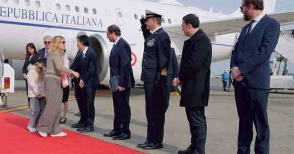 ඉතාලි අගමැතිනිය දියණියත් එක්ක ජපානයේ