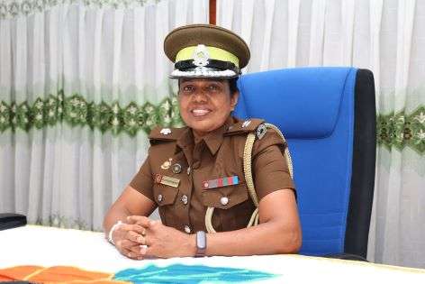 යකඩ දොරවල් පිටුපස නිහඩව හඩන හදවත් අසල මනුෂ්‍යත්වය සොයන ඇය