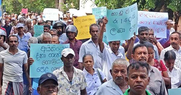 මින්නේරිය ගොවීහු සහන ඉල්ලා පාරට බසිති
