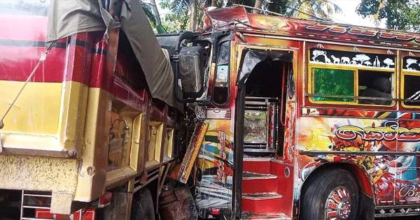 බෙලිඅත්තේ බස් - ටිපර් අනතුරකින් 30ක් රෝහලට