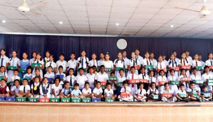 කටුගම්පල සමුපකාර සමිතියෙන් සේවකයන්ගේ පාසල් දරු දැරියන්ට පාසල් සපත්තු