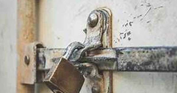 පොහොර ගබඩාවකට සීල් තියයි