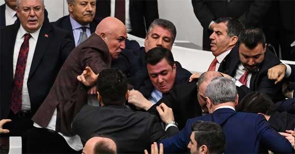 තුර්කි පාර්ලිමේන්තුවේ ගුටි බැට හුවමාරුවක්