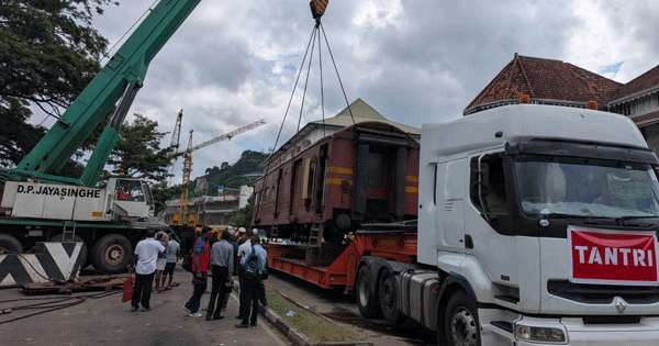 මහනුවරින් පේරාදෙණියට බස් පාරේගිය දුම්රිය ඇංජිම
