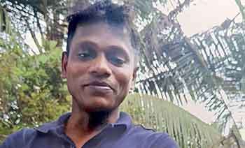 නයි පොළොඟුන්ටත් බෙහෙත් කරන ආබාධිත රණවිරුවාගේ “සත්ව රෝහල”