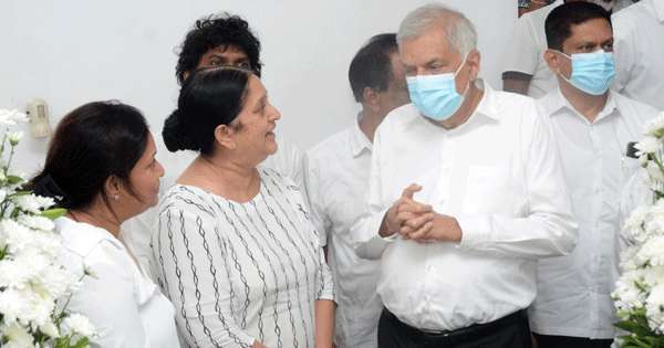 නන්දා මාලිනියට රනිල් අවසන් ගෞරව දක්වයි