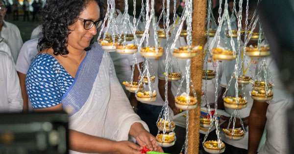 කොළඹ තොරණ් බලන්න අගමැතිනිය යයි