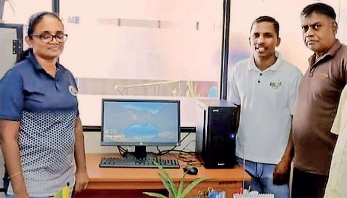 බලපිටිය සමූප සමිතියේ අධ්‍යක්ෂ මණ්ඩලයේ දීමනාවලින් එම ආයතනයට පරිගණකයක්