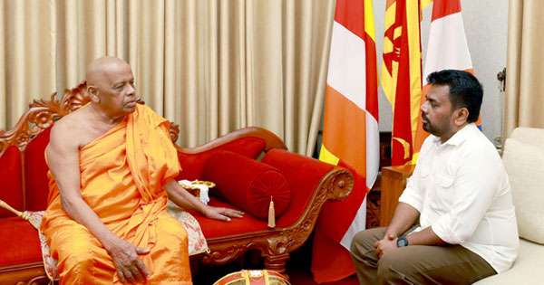 ජනපති අස්ගිරි මහා නා හිමි බැහැ දකී