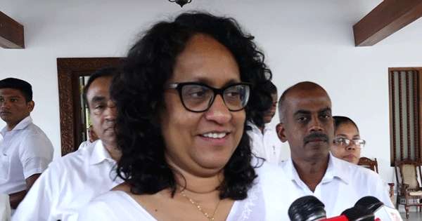 ‘‘හයේ ඉංග්‍රීසි පොතේ වැරැද්ද ගැන විමර්ශනයක් කරනවා‘‘