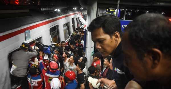 ඉන්දුනීසියාවේ දුම්රිය දෙකක් ගැටී 14 ක් මරුට