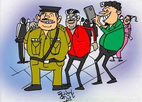 ෆොටෝ ගන්න ඇවිත් පටිරෝල් වෙලා