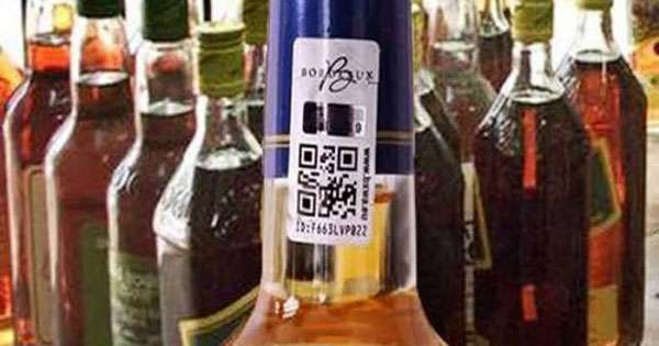 හොර අරක්කු බෝතල්වලට සිටිකර් ගිය හැටි සොයයි
