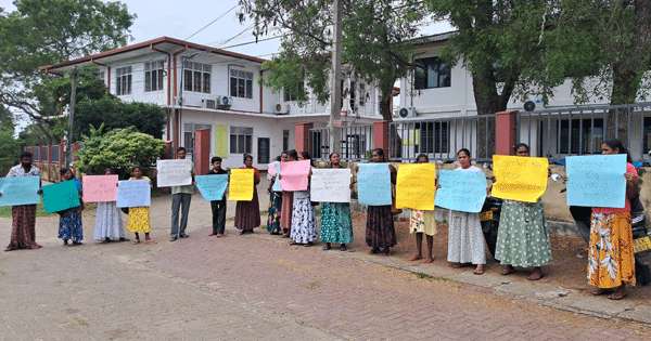 පැදුරටත් නොකියා ගුරුවරිය පාසලෙන් යන්න ගිහින්