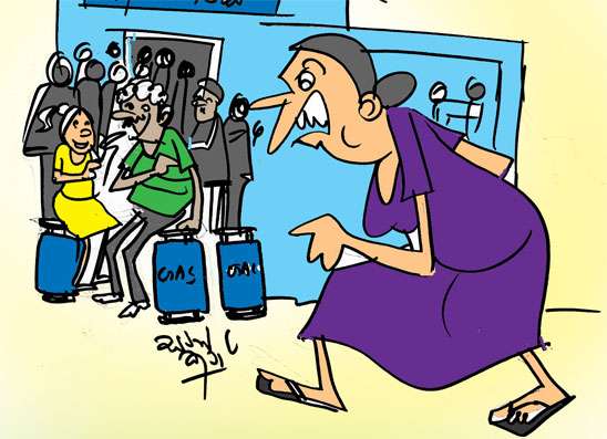 ගෑස් පෝලිමේ කදේ දාලා  කෙහෙවළු පටලවාගෙන