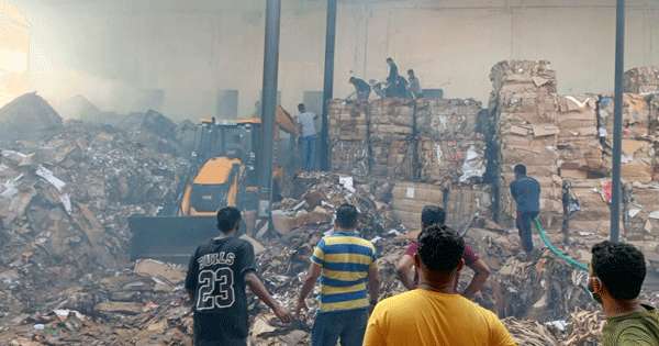 ඇඹිලිපිටිය කඩදාසි කම්හලේ ගින්න නිවා දමයි