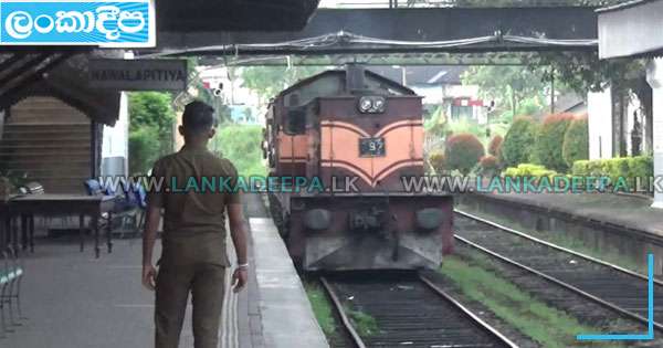 පාසල් ළමුන්ට-කාර්යාල සේවකයින්ට වටවල සිට  විශේෂ දුම්රියක්