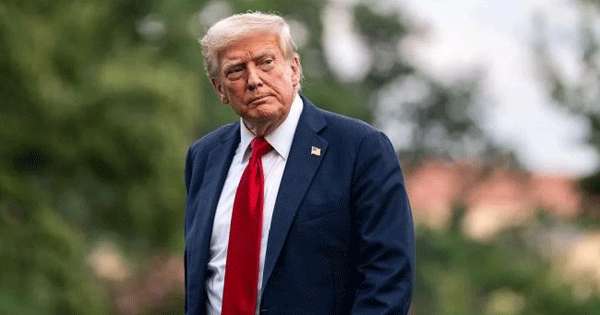 ට්‍රම්ප් අඩියක් පස්සට ගනී