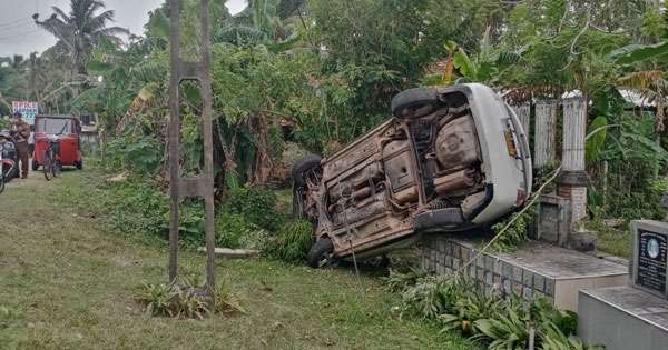 පොලිසියට කට්ටි පනින්න ගිය මෝටර් රථය පෙරළේ