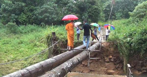 පාලම කඩාවැටී ඉඟුරුඔය ගම හුදකලා වේ