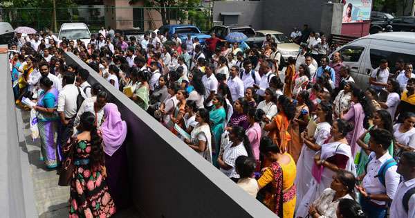 සෞඛ්‍ය කාර්ය සහායක පුරප්පාඩු වලට කොළඹට පෝලිමේ