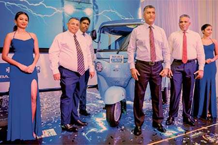 ඩේවිඩ් පීරිස් මෝටර් නව තාක්ෂණයේ බජාජ් ඉලෙක්ට්‍රික් ත්‍රිරෝද රථය හඳුන්වා දෙයි